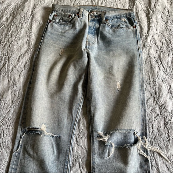 Levi’s Light Wash Distressed Ankle Jeans - Picture 3 of 9